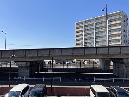 北西側洋室の窓からの眺望。駐車場、厚別中央通に面しています