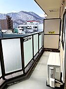 南側リビング側のバルコニー。高い建物が少なく、天気の良い日には眺望が抜けています。