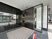 エントランスは2重のオートロックが採用されており、セキュリティ面も安心です。