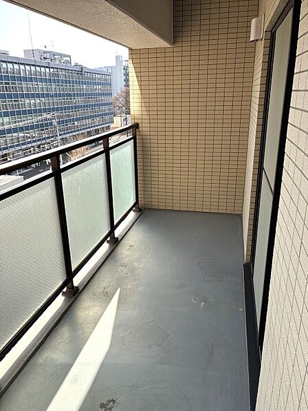 洋室側バルコニーの南側です