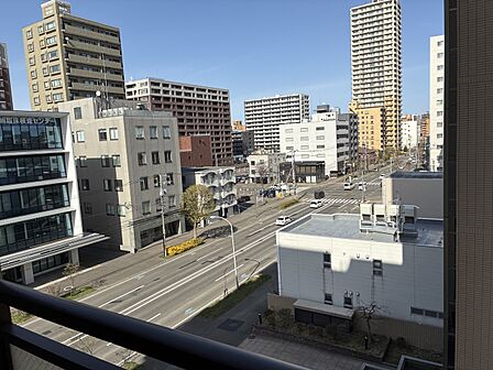 洋室側バルコニーの北側の眺望。北3条通に面しています