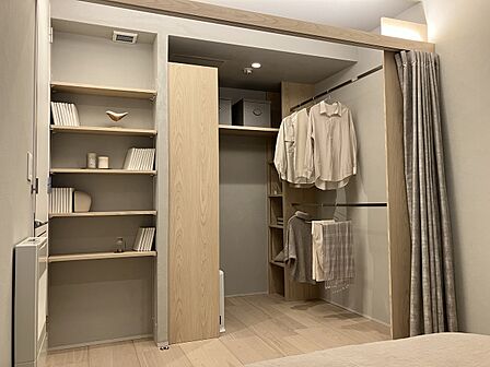 大容量の主寝室のウォークインクローゼット。カーテンで仕切れるようにもなっています。