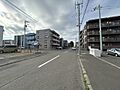 東側前面道路。...
