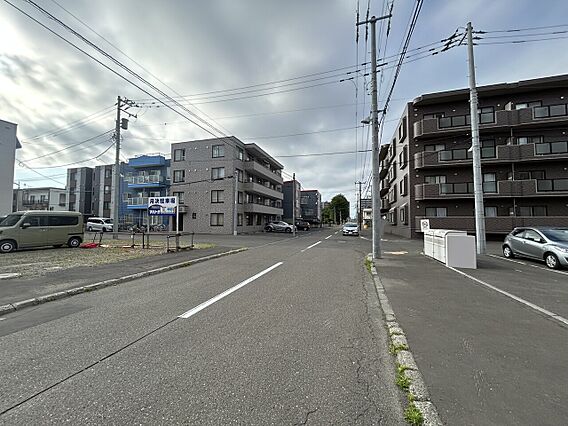 東側前面道路。...
