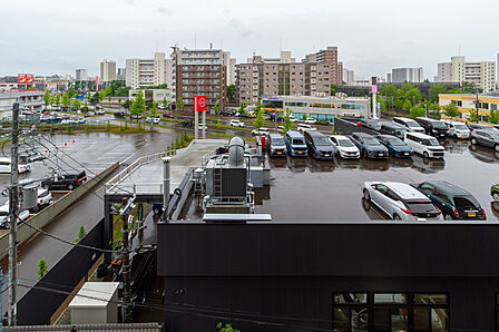 リビングバルコニーから南西側の眺望。前面に大きな建物がないので、陽当たりや眺望は良いです。