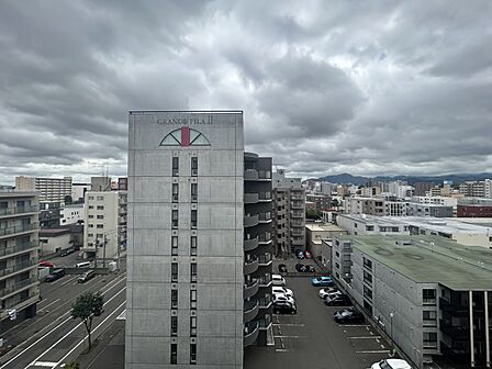 お隣のマンションから多少距離があるため、横からの目線が気になりにくいです。