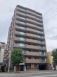 外観：地下鉄南北線「麻生」駅まで徒歩5分、徒歩10分圏内に複数の医療機関、スーパー、コンビニ、金融機関、郵便局、ドラッグストアなどが揃っているとても便利なエリアです