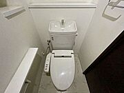 フロアが大理石模様の清潔感のあるトイレです。