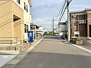 南西側公道幅員約6.0m、間口約7.4m。毎日の駐車も安心です。