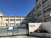 今伊勢中学校　徒歩約27分（約2153ｍ）●テニス部が全国大会に出場するなどの強豪校です。野球部、サッカー部、バレー部、バスケ部、剣道部、陸上部等がございます。