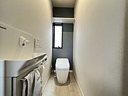 手洗いカウンター付きのトイレです。トイレの中で手を洗えるので、ドアノブが汚れる心配がございません◎