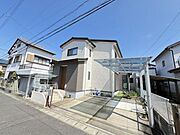 駐車スペースには2台の駐車が可能！ご家族で複数台お車を使用したい方に大変便利です。