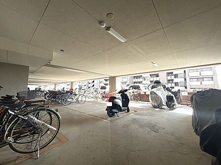 屋根付きの駐輪場とバイク置場です!