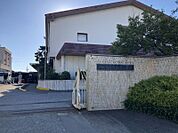 大和東小学校まで　800m　徒歩約10分　男子サッカー、パソコン部、バスケ部、陸上部などの部活動がございます。教育目標「自ら学び考える、心身ともに健やかな児童の育成」
