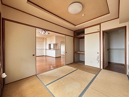 リビングに隣接した和室は来客時やお子様の遊び場としても重宝しそうです♪