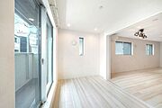 南東側の洋室を開放し、広いリビングとして利用可能です。
