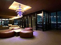 ラウンジから夜景を望む