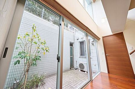 7.89m2のライトヤード。上部吹抜け部分の天井高は約5.4m