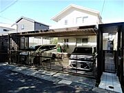 シャッター付きの駐車場で3台駐車可能です。
