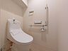 トイレ：上部には収納もございますので、予備のトイレットペーパーなどこちらに収納くださいませ。