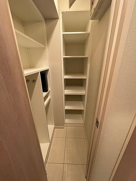豊富な可動棚で、収納力も自由自在。季節物から日用品まで、すっきりと整理整頓が叶います。