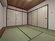 1階の和室は、お子様の遊び場やご家族のくつろぎスペース、来客時の応接間など多様な使い方が可能です
