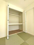 季節の家電や衣類もすっきり収納できる、奥行きのある押入れ。可動棚付きで、空間を有効活用できます。
