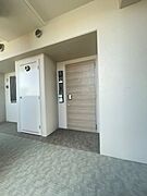 落ち着いた色合いの玄関ドアが、住む方をあたたかく迎えます。シンプルなデザインで、日々の暮らしに上質感を添える佇まいです。