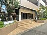 外観：豊かな緑に彩られたエントランスが印象的です。日々の暮らしに安らぎを添える、落ち着いた住まいを見つけませんか。