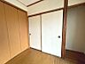 収納：洋服や小物もすっきりと収納できるクローゼットと、布団などの収納に便利な押し入れをご用意しました。空間を有効活用できます。