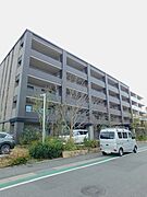 低層型の総戸数71戸の中規模マンションです