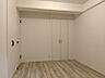 その他：白を基調とした居室は、どのようなインテリアも受け入れるシンプルな空間。収納も充実しており、すっきりとした暮らしが叶います。