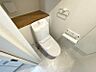 トイレ：清潔感のある白を基調としたトイレは、手洗い一体型で省スペース設計。上部の木目調カウンターが温かみを添えます。快適な空間で毎日をスタートしませんか。
