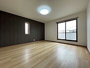 アクセントクロスが印象的な洋室。採光も確保されており、落ち着いた雰囲気でリラックスできる空間です。
