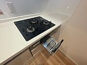 3口ガスコンロとグリルを搭載。調理器具の収納スペースも確保され、使いやすさに配慮されたキッチンです。快適な毎日をサポートします。