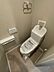 トイレ：清潔感あふれるトイレは、訪れるたびに心落ち着くプライベート空間。温水洗浄機能付きで快適な使い心地です。壁面にはタオルリングとペーパーホルダーも完備しています。