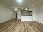 明るい木目調のフローリングが心地よいLDK。カウンターキッチンは、ご家族との会話を楽しみながらお料理ができるレイアウトです。