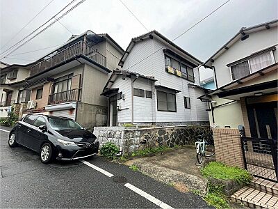 外観:閑静な住宅街に佇む、個性豊かな一戸建て。住まいの可能性を広げる、リノベーションのベースとしてご検討ください。 #一戸建て #リノベーション #住まい 外観:閑静な住宅街に佇む、個性豊かな一戸建て。住まいの可能性を広げる、リノベーションのベースとしてご検討ください。 #一戸建て #リノベーション #住まい
