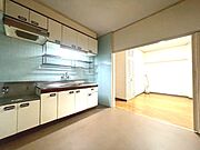 リビングに隣接したキッチンは、明るく開放的な空間を演出。お料理中も家族との会話が弾みます。