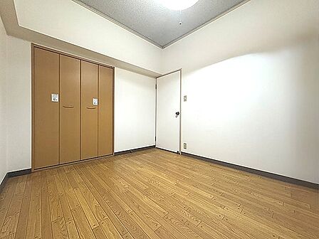 明るい木目調のフローリングが心地よい居室。収納も完備されており、すっきりとした空間を保てます。