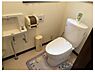 トイレ：清潔感のあるトイレは温水洗浄便座付き。独立した手洗い器があり、衛生面にも配慮されています。日々の快適さを追求した空間です。