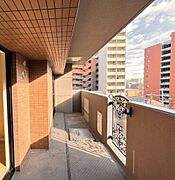 陽光が差し込むバルコニーは、洗濯物を干したり、外の景色を眺めたりと、様々な用途に活用できます。爽やかな風を感じながら、ゆったりとした時間をお過ごしください。