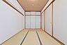 その他：収納豊富な和室は、客間やお子様の遊び場としても活用できます。畳の香りに包まれて、ゆったりとした時間をお過ごしください。