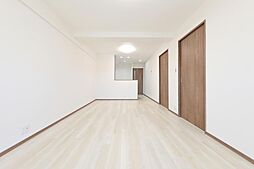 白と木目が調和するデザイン!落ち着きあるナチュラルな住空間