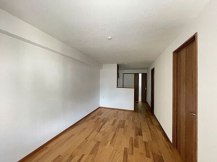 明るい木目のフローリングが魅力のリビング空間。家具配置の自由度が高く、お好みのスタイルでくつろぎのひとときを演出できます。