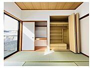 和室に合うモダンな収納と、押入れの2種類の収納スペース。衣類から季節物まで、すっきりと収納できます。