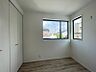 その他：南西角部屋の明るい居室。日当たり良好な2面採光で、お部屋全体が光に包まれます。クローゼット収納も備え、快適な毎日をサポートします。