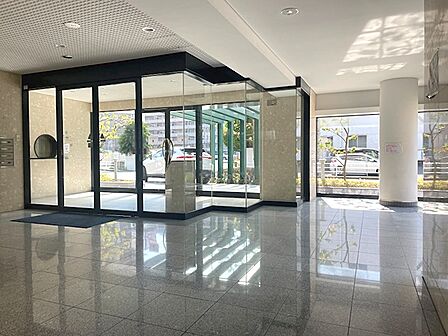 陽光差し込むエントランスは、住まう方を明るくお出迎えします。爽やかな一日の始まりを予感させる空間です。