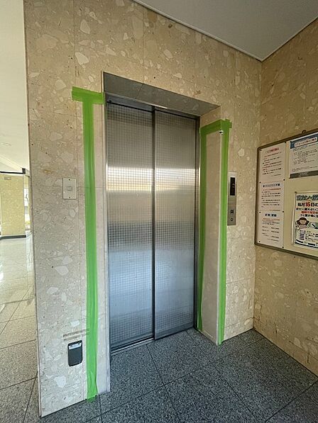 明るい光が差し込むロビーにはエレベーターを完備。階移動もスムーズで、日々の暮らしをサポートします。