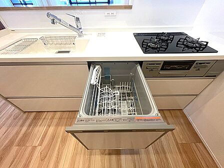 システムキッチンには、食洗機を完備。家事の負担を軽減し、ゆとりの時間を提供します。日々の暮らしを快適にする設備が揃っています。